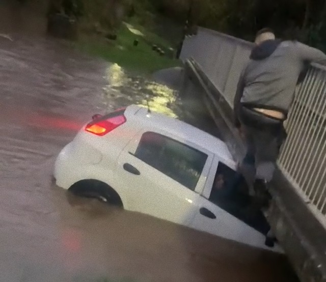 洪水で車ごと流される母子を目撃した男性が橋から身を乗り出して窓ガラスを割りみごと救出