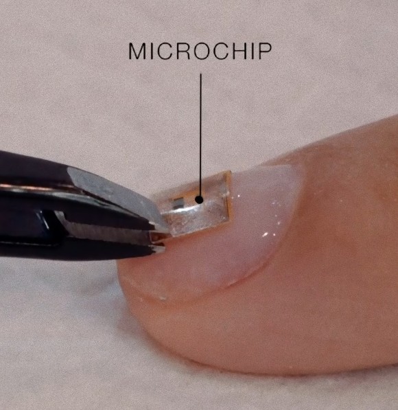 爪にマイクロチップを取り付け、支払いやSNSデータの保存が可能になる「スマートネイル」の施術を開始したドバイのネイルサロン