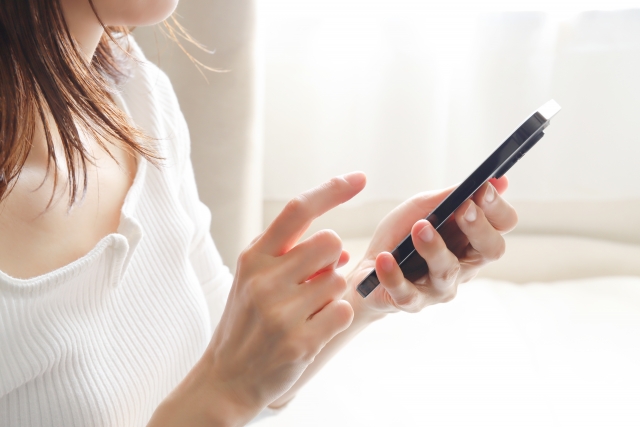 夫にスマホを奪われた妻が激高、ベッドに縛りつけ電気ショックを与える