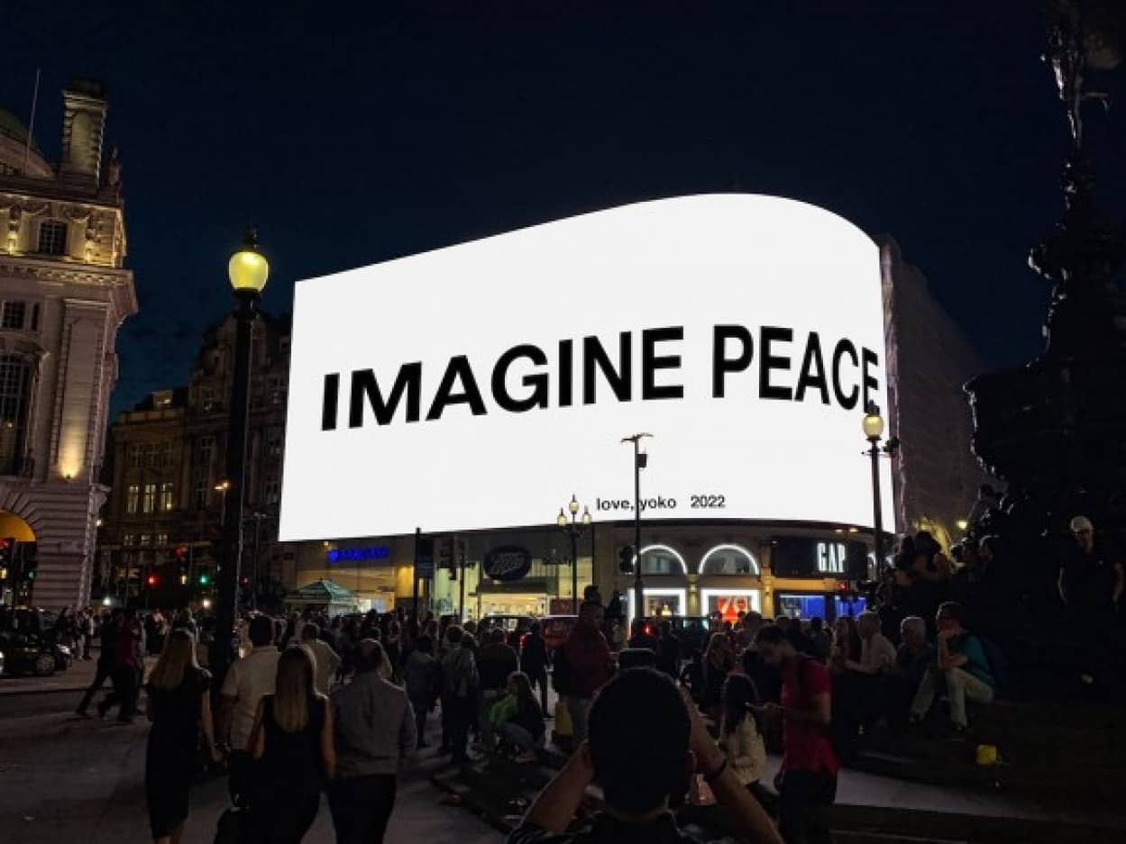 オノ・ヨーコがスクリーンに世界平和のメッセージ「Imagine Peace」