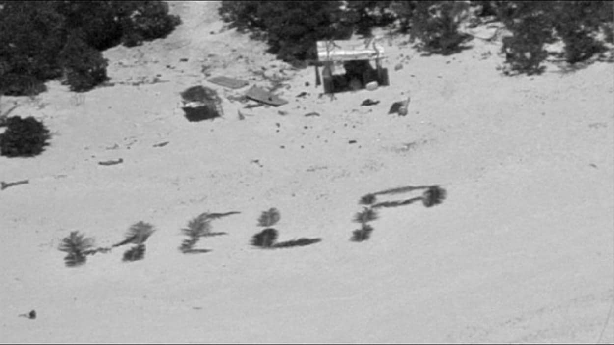 砂浜にヤシの葉でHELPと書いた遭難者の救助