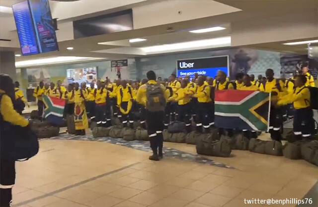 カナダの山火事に南アフリカから200人以上の消防隊員たちが支援、空港で歌と踊りで励ましの意を表す