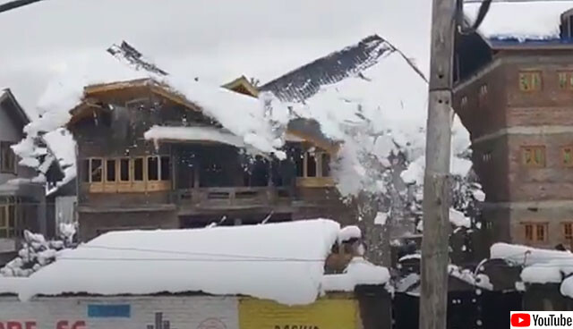 大雪で屋根が崩壊