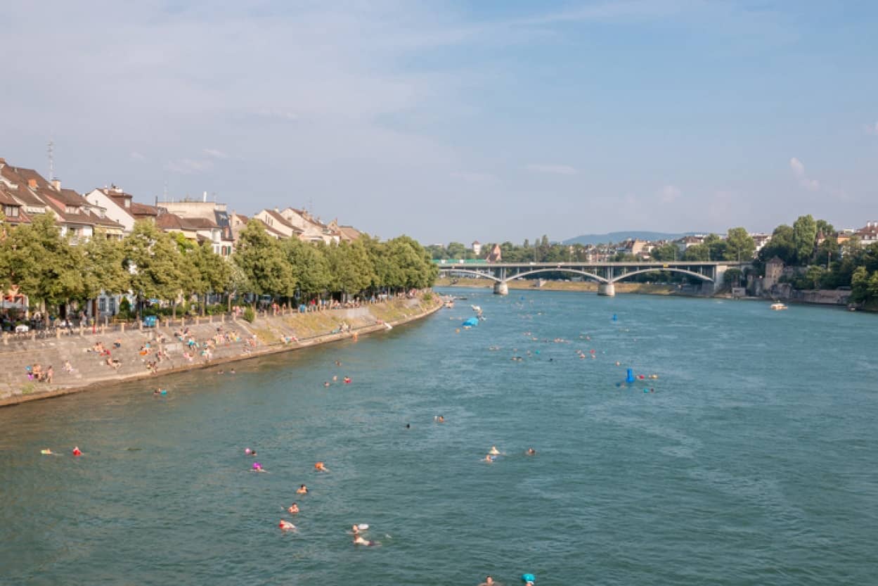 川を泳いで通勤するスイスの人々