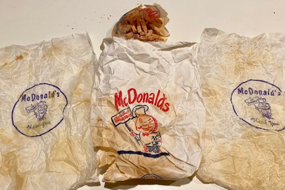 なんと！60年以上前のマクドナルド商品を壁の中で発見、ロゴが全然違っていた