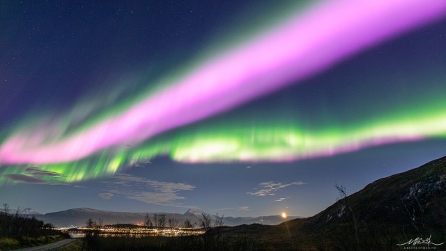 太陽風が地球の磁気圏を突き破り、ピンク色のオーロラが観測される