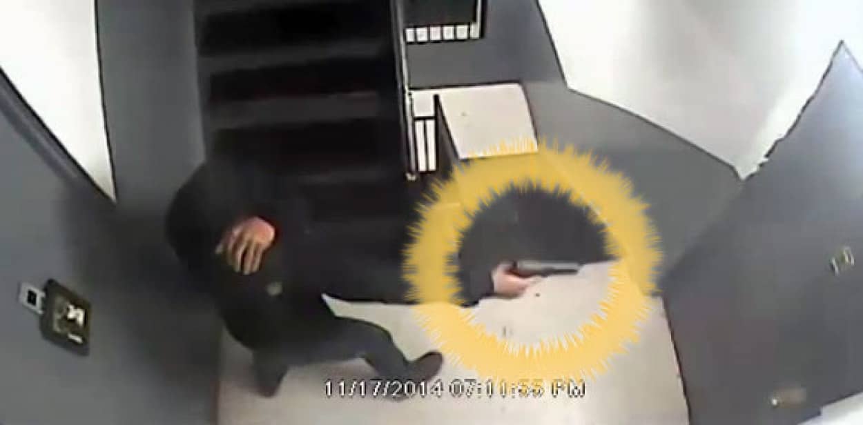 映画みたいに鍵のかかったドアを銃で壊すことはできるのか 実際にこれをやってみた犯人の映像が公開される アメリカ カラパイア