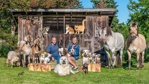 憧れしかない！たくさんの動物たちに囲まれて暮らす農場の大家族のポートレート