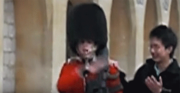 お前は俺を怒らせた イギリスの近衛兵にちょっかいを出した観光客のこの後すぐ カラパイア
