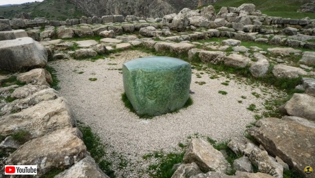 ペタペタ触ると願いが叶う？ヒッタイト王国の古代遺跡に置かれた謎の石