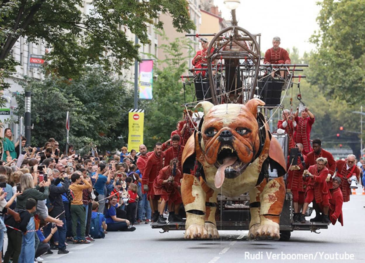 巨大犬2匹の迫力のパレード「ロワイヤル・ド・リュクス」の人形劇