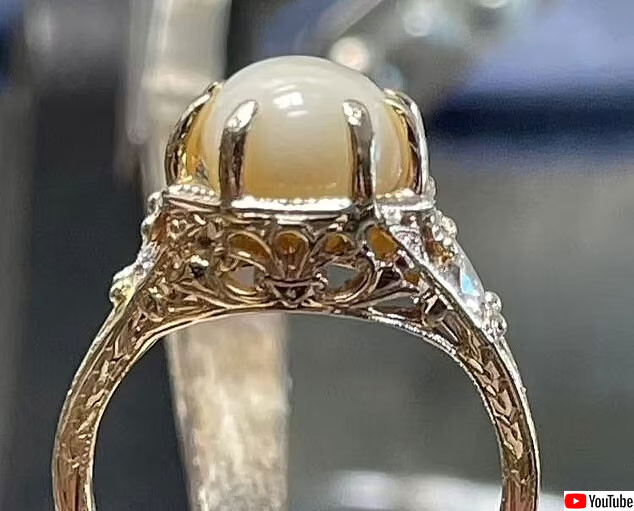レストランで食べていたハマグリの中に大きな真珠を発見！記念に婚約指輪にしたカップル