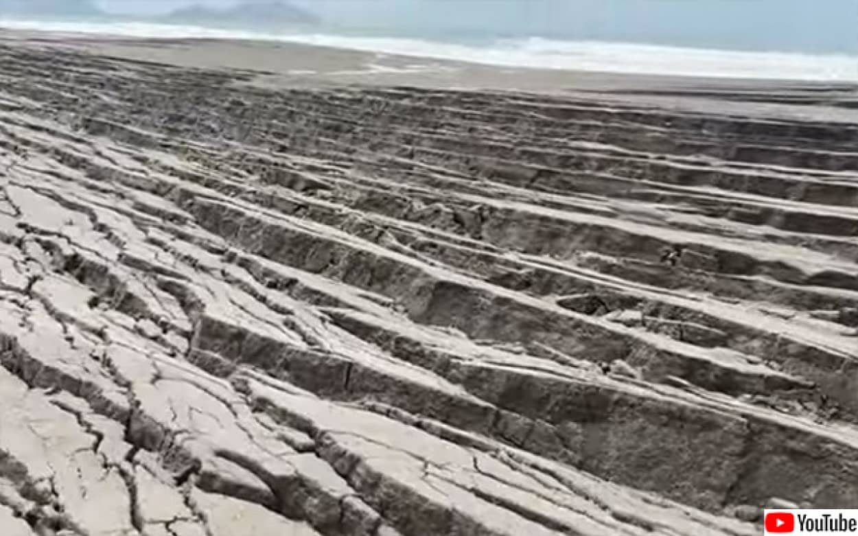砂浜が地震で亀裂