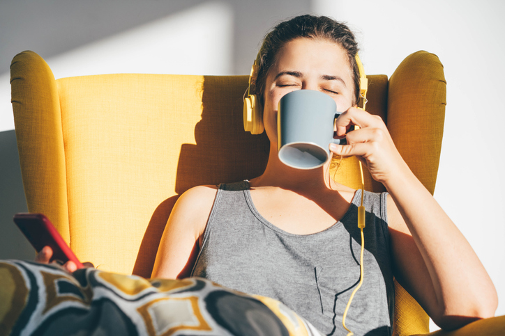 音楽を聴きながらコーヒーを飲むことで脳の認知機能が向上。特にAI 生成の音楽が脳に効くという研究