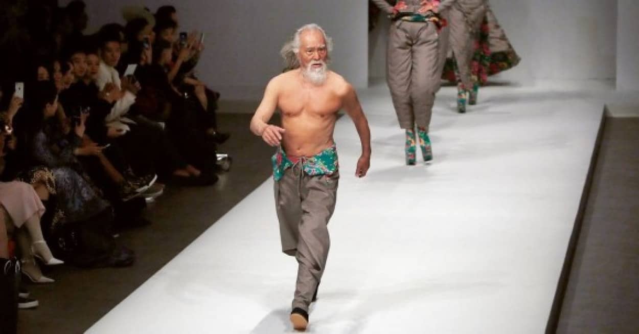御年81歳でこのマッスル ファッションショーのランウェイを優雅に歩くおしゃれ仙人なおじいさん カラパイア