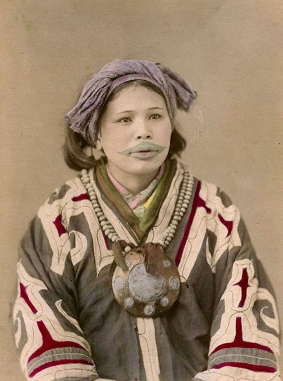 結婚後は唇の周りに髭を模した刺青を入れる。アイヌ女性に伝わる伝統文化を記録した写真 カラパイア