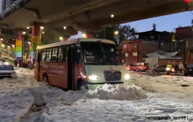 信じられないだろ？これ夏なんだぜ。雪景色のように見えるメキシコを襲った大量の雹