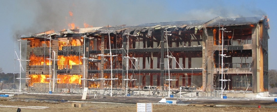 3階建ての木造校舎を丸ごと燃やして耐久チェック 大規模火災実験がつくば市で行われる カラパイア
