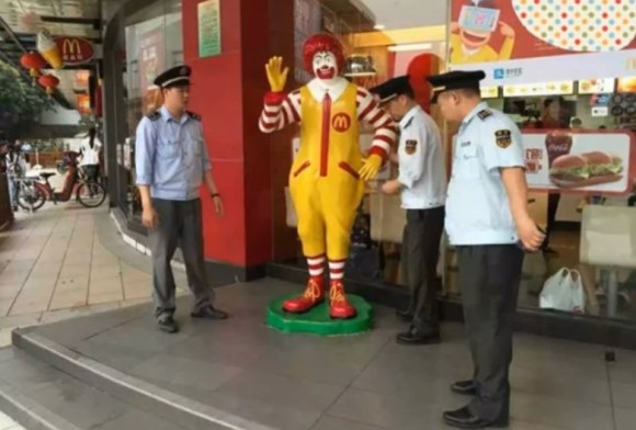 マクドナルドのドナルド 中国都市管理局員に連行される カラパイア