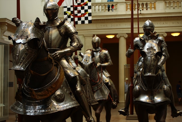 現代人が中世の鎧を着ると、どれだけ動くことができるのか？
