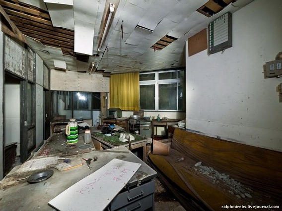 an_abandoned_hotel_in_japan_640_17