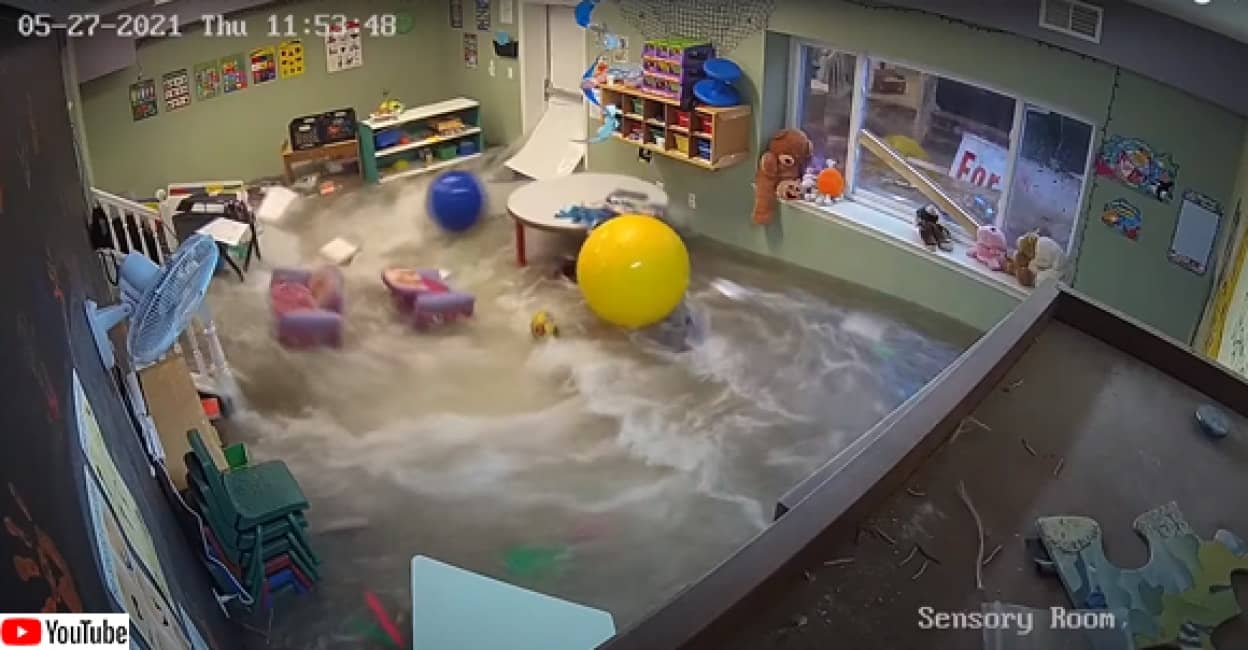 突然の浸水で幼稚園の一室が水浸しに