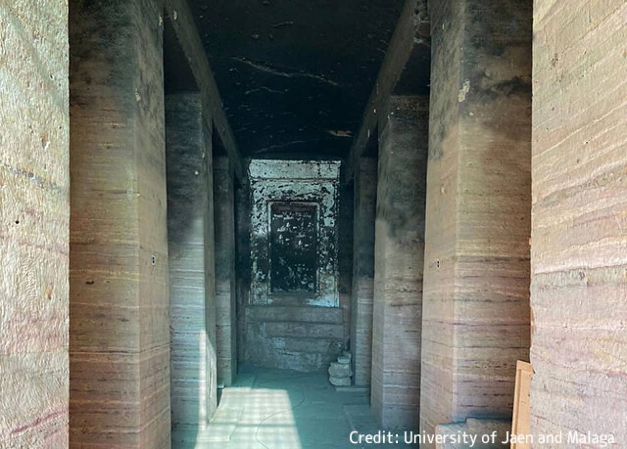 冬至の太陽の方角に向けられたエジプト最古の墓