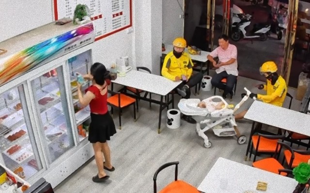 私たちが必要とする世界がここに。料理ができるまで店主の赤ちゃんの子守りをするフード配達員