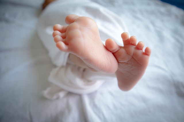 英国で初めて3人のDNAを持つ赤ちゃんが誕生。難病を防ぐための体外受精技術