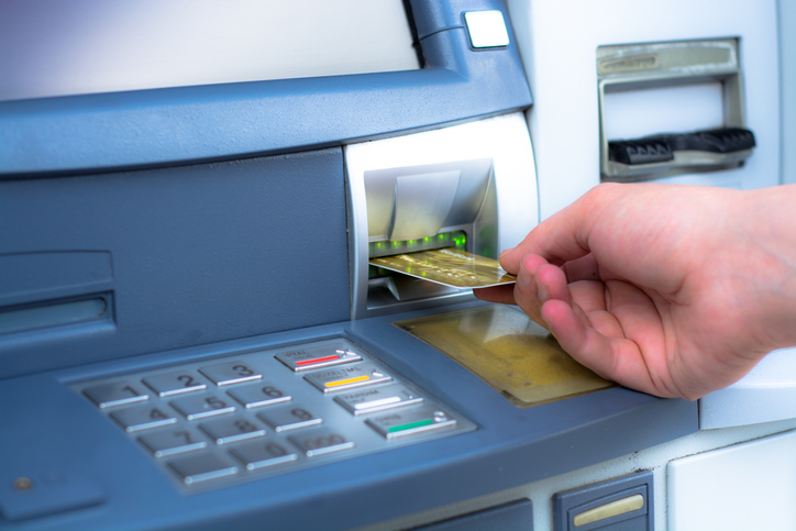 お金を降ろすと銀行残高が表示されランキングされてしまう悪魔的ATMが設置される