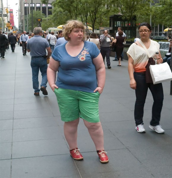 もし太った人を見かけたら 人はどんな反応をするのだろう 自撮り写真に写りこんだ人々の反応を記録した女性 カラパイア