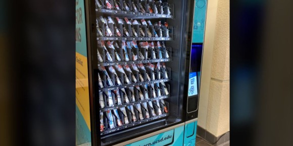 アメリカの大学にコロナ検査キットの無料自動販売機が登場