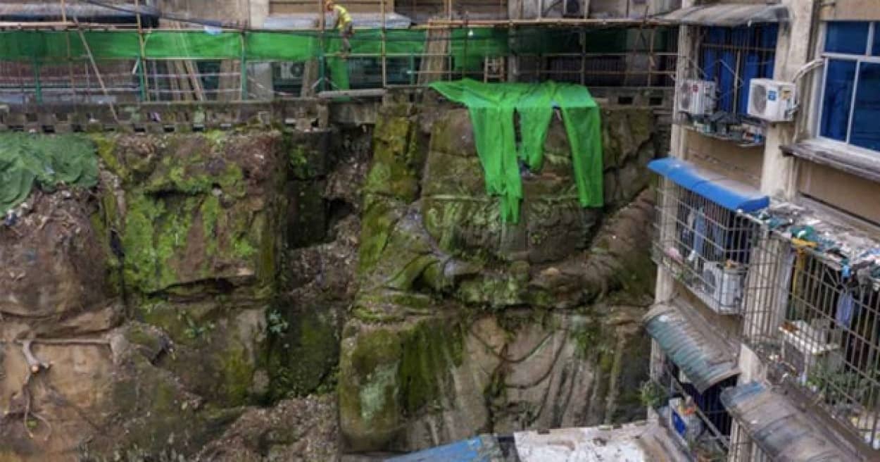 アパートの下から頭のない巨大仏像を発見