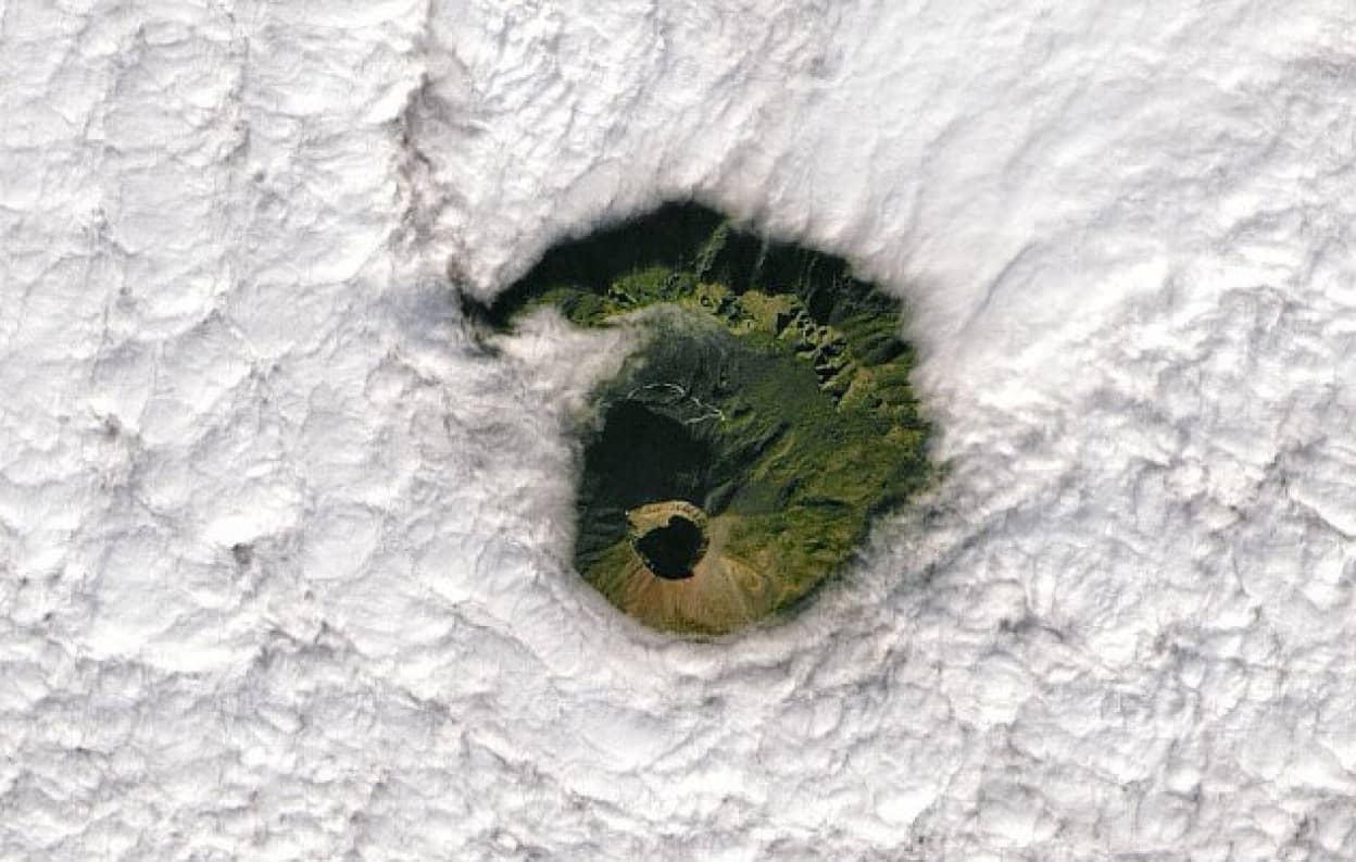 危険な火山、ヴェスヴィオ山にかかる不気味な雲が観測衛星にとらえられる