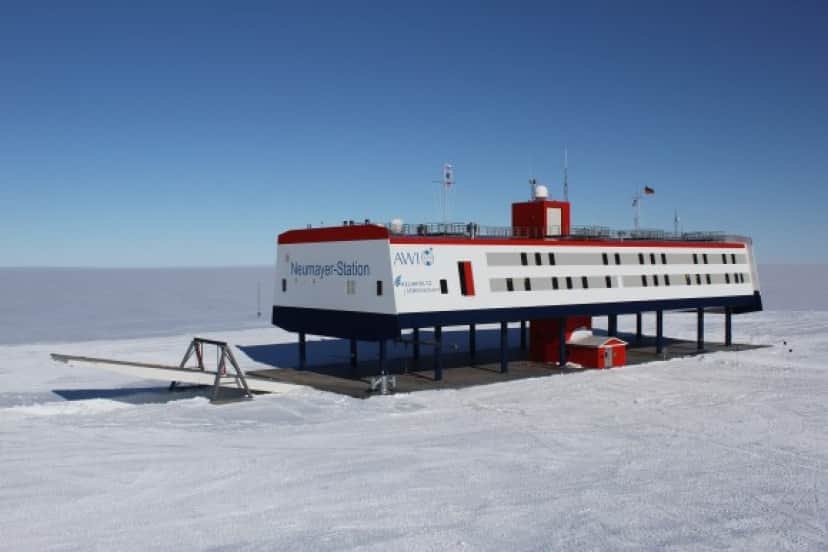 2560px-Neumayer_Station_Antarctica_2009-12_2_e