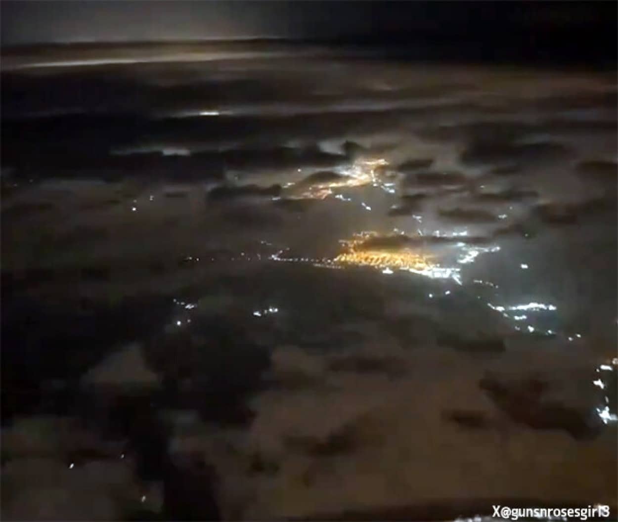 雲海から顔をのぞかせる美しいトルコ、イスタンブールの夜景