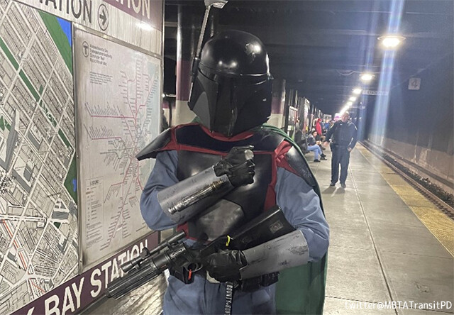 ライフル銃で武装したボバ・フェットが駅に現れる！警察が出動するもただのコスプレだった