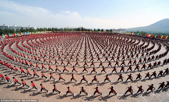 圧巻 1万人のカンフーが巨大サークルを描きながらカンフーを演舞 中国 カラパイア