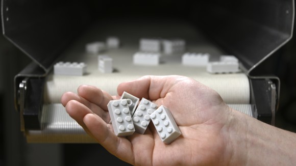 レゴ、使用済みペットボトルを再利用したブロックの試作品を発表