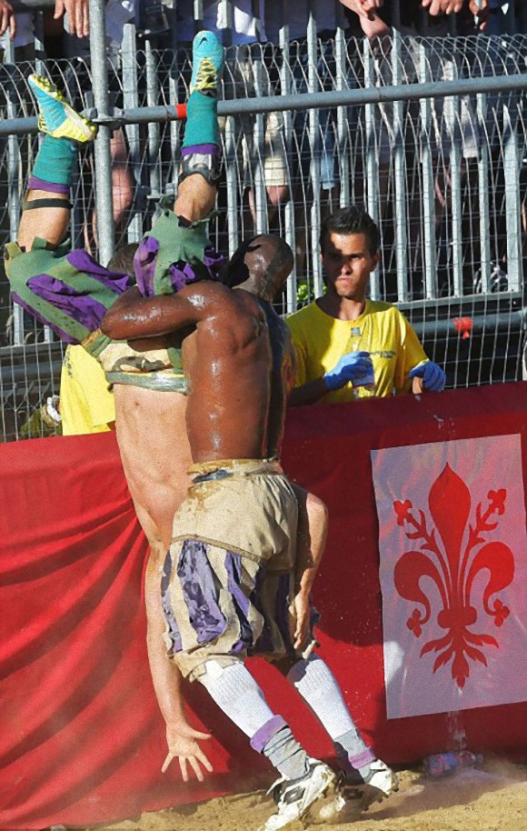 すごく 激しいぞ 不意打ちと頭部攻撃以外はなんでもありのイタリア伝統の古式サッカー カルチョ フィオレンティノ カラパイア すごく 激しいぞ 不意打ちと頭部攻撃以外はなんでもありのイタリア伝統の古式サッカー カルチョ フィオレンティノ カラパイア