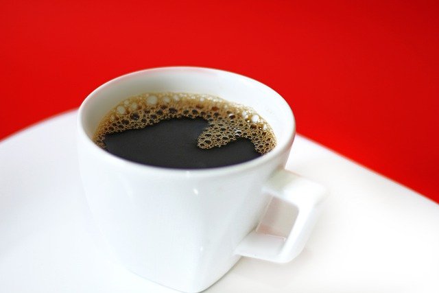 コーヒーに含まれるカフェインの効能は時間帯に左右されるのか?