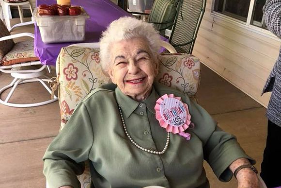 103歳の誕生日を迎えたおばあさん 彼女がずっと欲しかったものがサプライズプレゼント それはいったい カラパイア