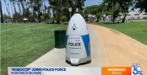 アメリカで導入されたロボット警官「ロボコップ」、助けを求めた女性を無視して「邪魔だからどいてください」