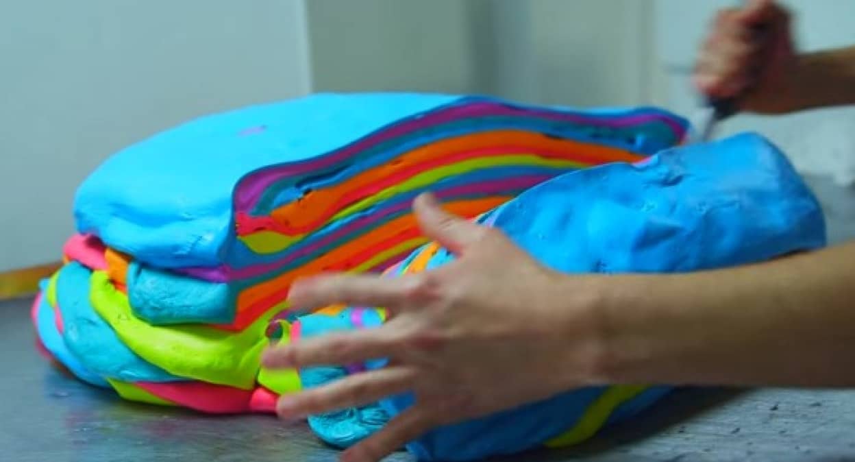 激しすぎだろ ニューヨーク名物 ネオンカラーのレインボーベーグルの制作現場 カラパイア