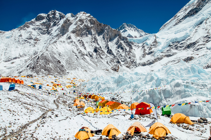 山が臭すぎる。エベレストの登山者に排泄物の持ち帰りを指示