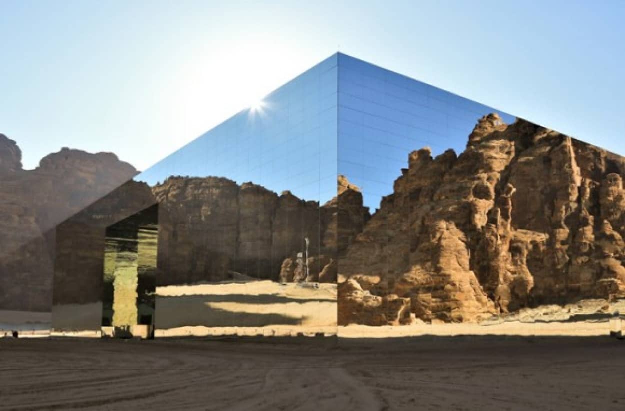 まるで蜃気楼 サウジアラビアの砂漠に巨大な全面鏡張りのコンサートホールを建設 ギネス記録に認定 カラパイア