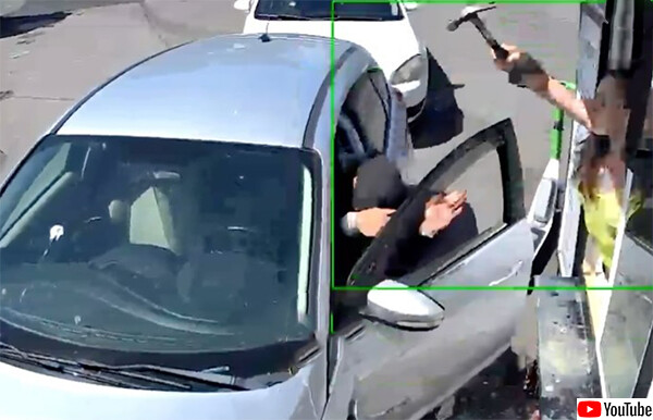 高すぎる！とコーヒーを投げられたビキニのバリスタ、客の車の窓ガラスをたたき割る