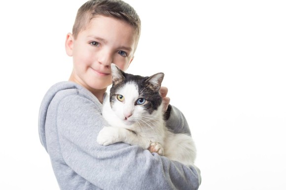 いじめられっ子だったオッドアイで口唇口蓋裂の少年 全く同じ境遇の猫と運命の出会い 愛と勇気をもらう カラパイア