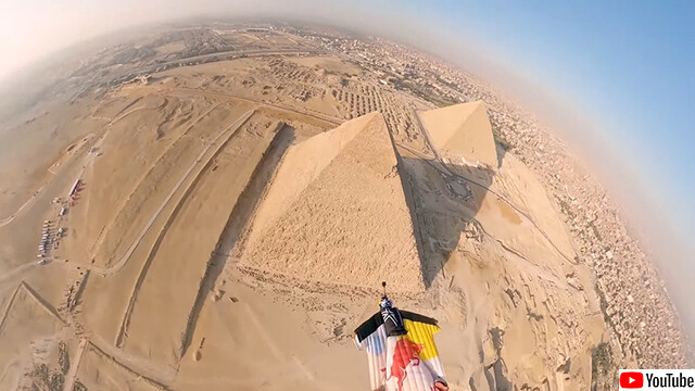 ギザのピラミッドの天辺にウイングスーツで超絶接近！ミラクルな空中飛行
