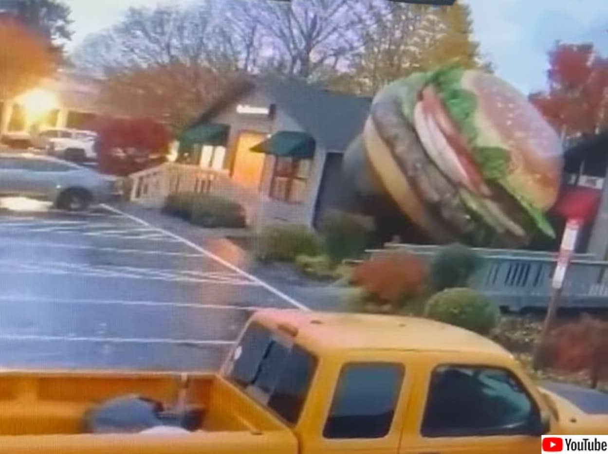 巨大ハンバーガーが逃走し民家に激突